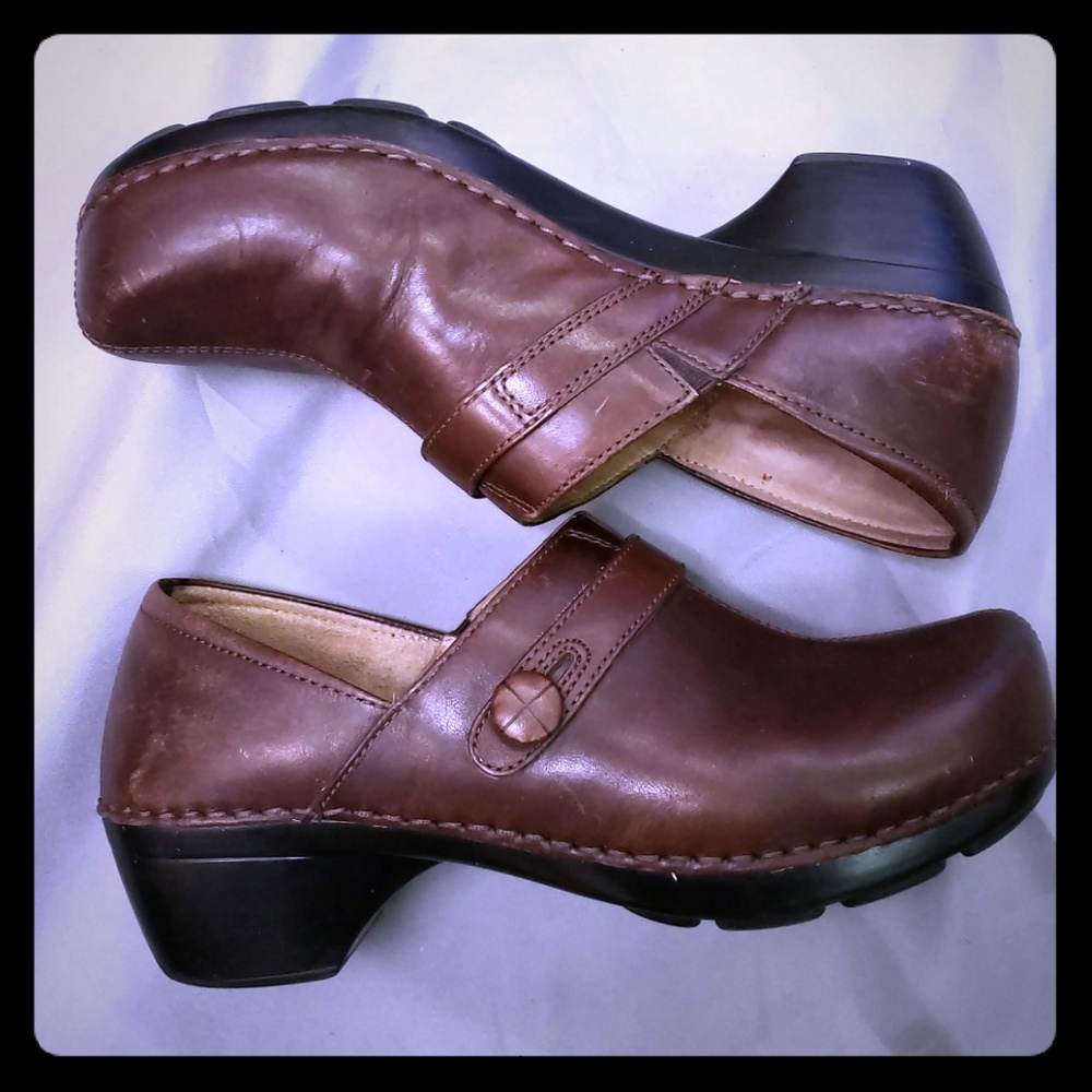 Dansko brown clogs/shoes